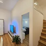 Апартаменты Relaxed Escape In The Old Town - App Sviti Tour As *